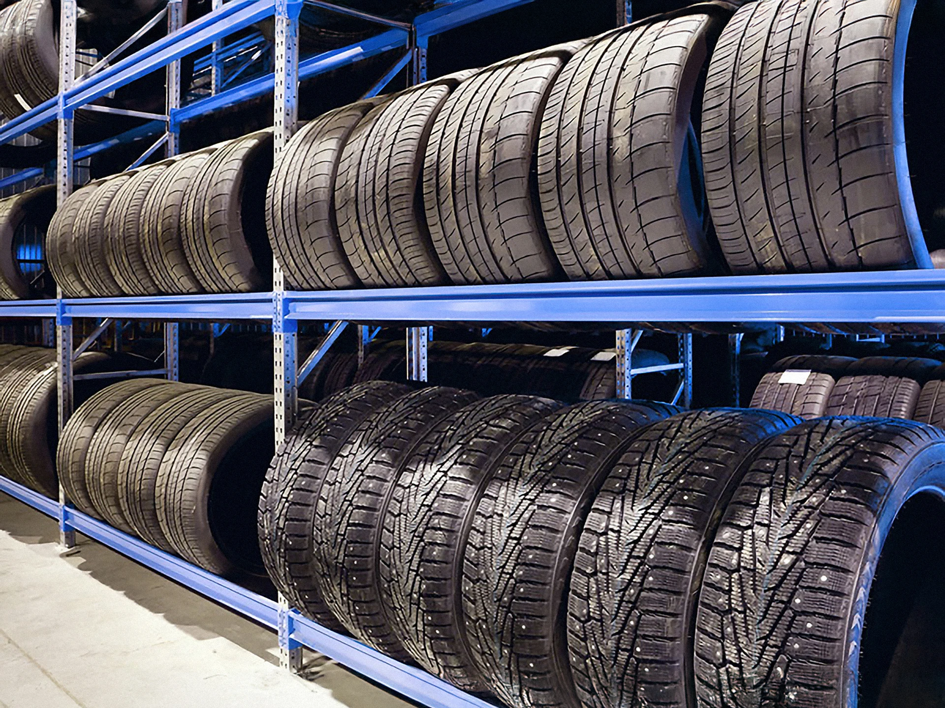 Service d'entreposage des pneus à notre garage Point S à Sainte-Catherine - Rack a pneus dans notre entrepôt | Point S · Pneus et Mécanique Sainte-Catherine