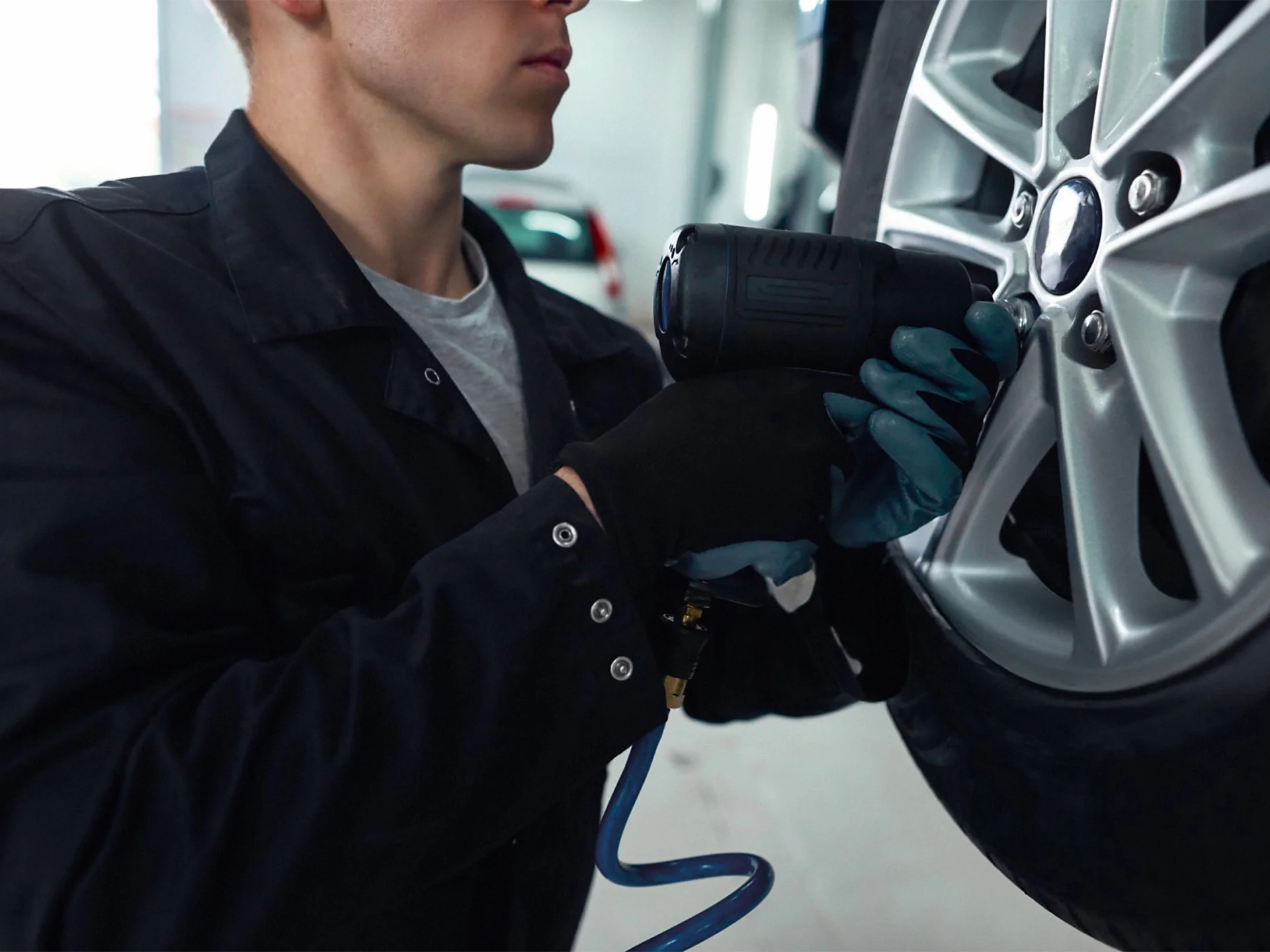 Tire Installation in a Garage - Tire Change Service | Point S · Pneus et Mécanique Sainte-Catherine